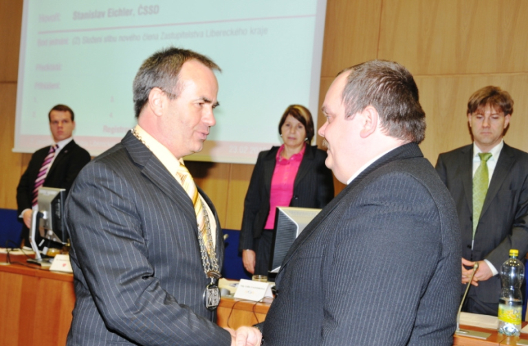 hejtman LK Stanilsv Eichler (vlevo) blahopřál Vladimíru Richterovi ke zvolení.